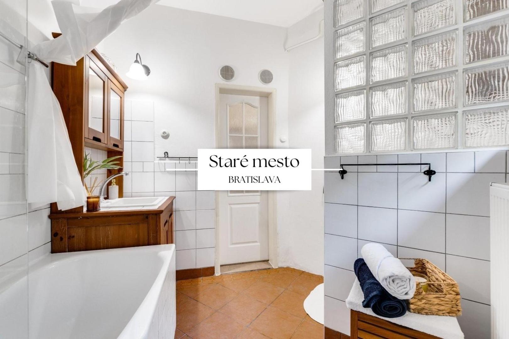 Stylish Historical Apartment + Backyard Братислава Екстер'єр фото