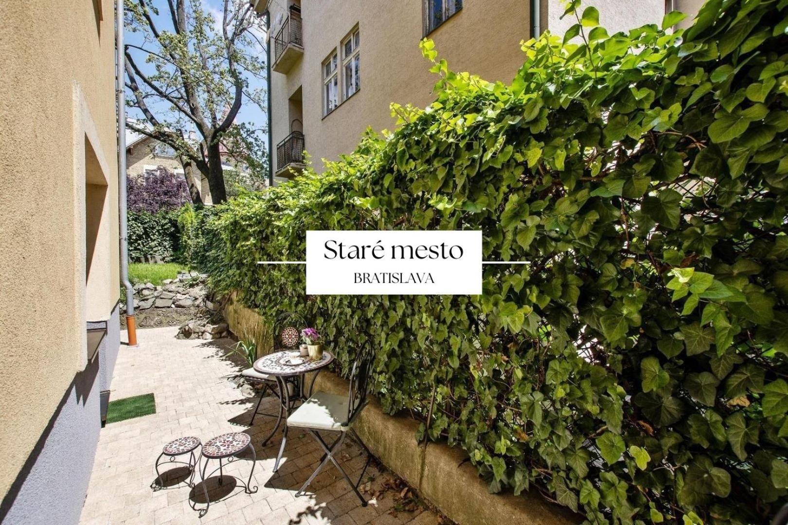 Stylish Historical Apartment + Backyard Братислава Екстер'єр фото